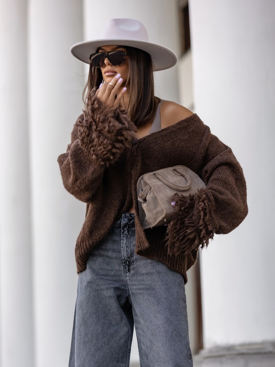 SWETER NA JEDEN GUZIK RĘKAWY FRĘDZLE CZEKOLADA - obrazek 2