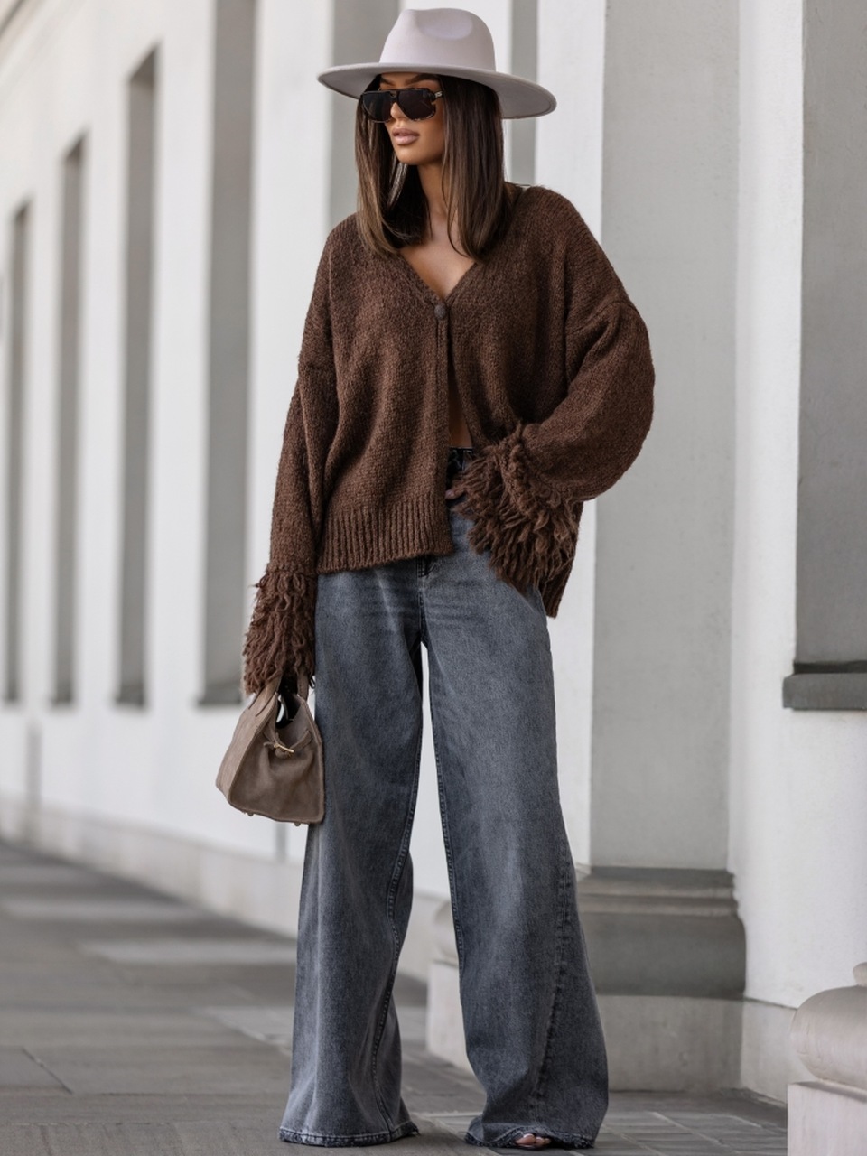 SWETER NA JEDEN GUZIK RĘKAWY FRĘDZLE CZEKOLADA - obrazek 3