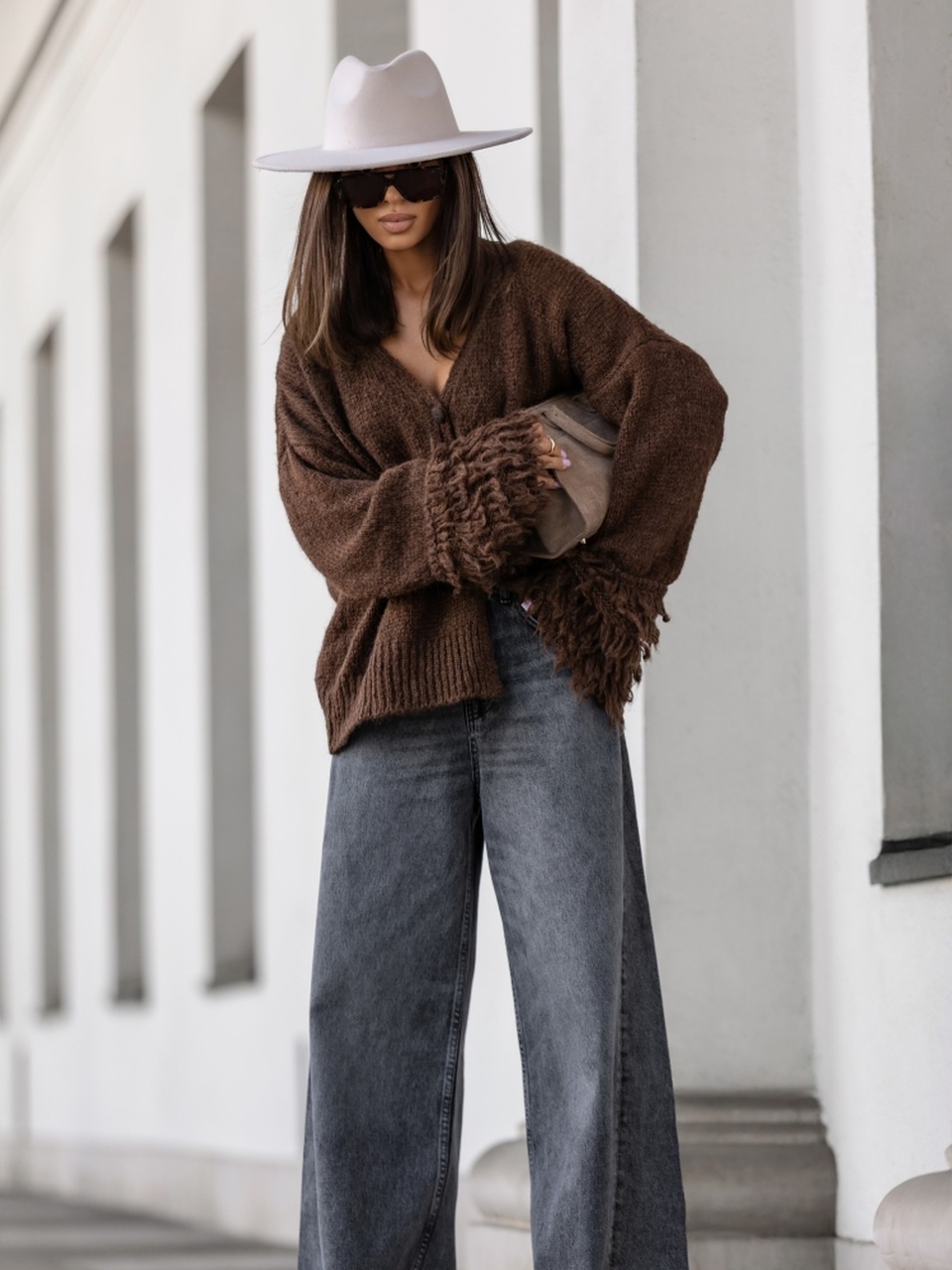 SWETER NA JEDEN GUZIK RĘKAWY FRĘDZLE CZEKOLADA - obrazek 4