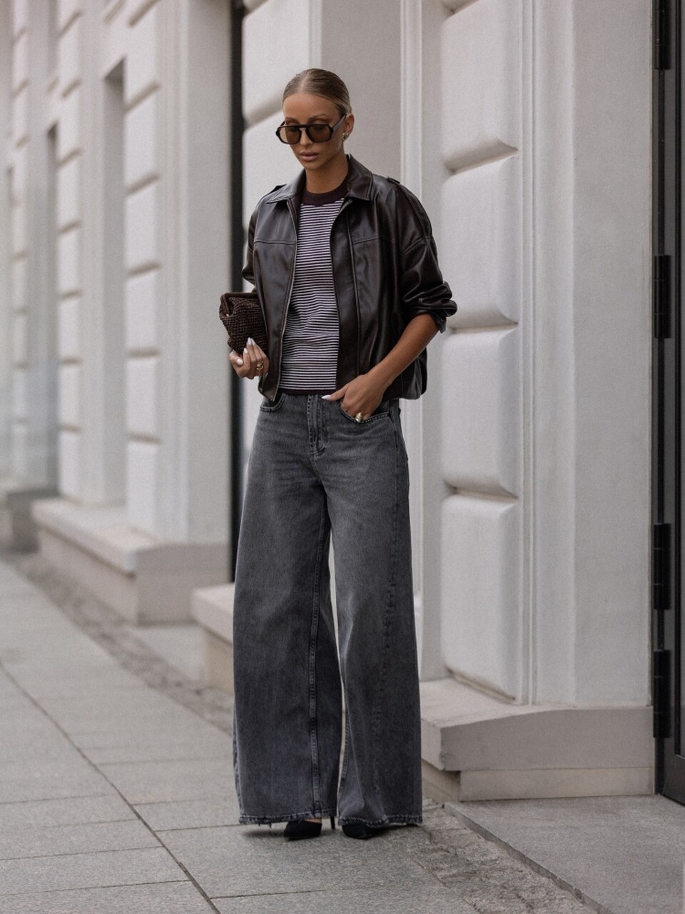 SWETER BASIC W PASKI KRÓTKI RĘKAW CZEKOLADOWO-BIAŁY - obrazek 2