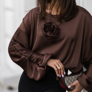 BLUZKA SATYNA Z RÓŻĄ CZEKOLADA