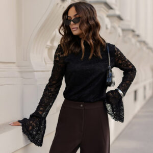 BLUZKA KORONKOWA Z ROZKLOSZOWANYM RĘKAWEM CZARNA