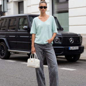 SWETER LEKKI DEKOLT V MIĘTA