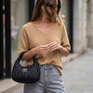 SWETER LEKKI DEKOLT V LATTE